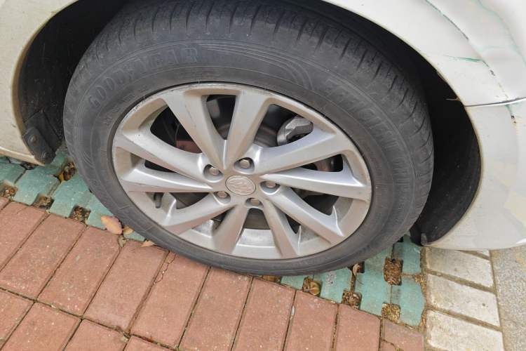 Used Buick Verano 2017 Sedan 15S Automatic Leading Model Right Front Wheel Hub