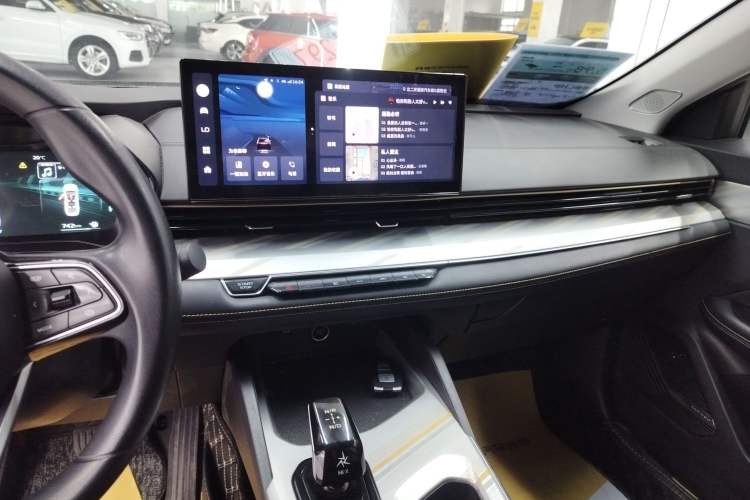 Used Geely Auto Emgrand L HiP 2024 Longteng Edition 1.5TD-DHT Pro 100KM Superior Model Audio And AC Panel