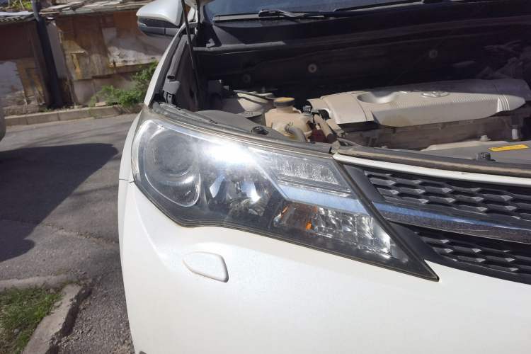 Used Toyota RAV4 2015 2.5L Automatic 4x4 Elite Edition Right Front Headlight