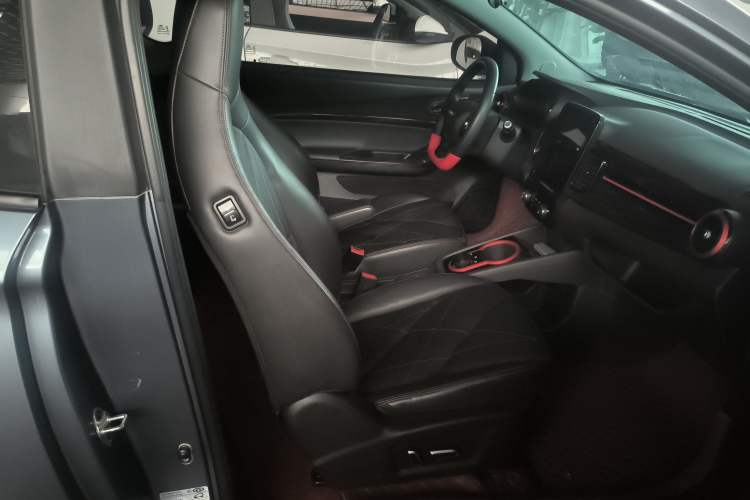 Used Chery QQ Little Ant 2022 Restyled Version Sweet Pink Edition Half-Sugar Version 30.6 kWh 30 kW 301 km Right Front Seat