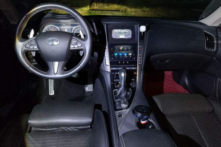 Used Infiniti Q50 2014 3.7L Luxury Sport Edition Center Console