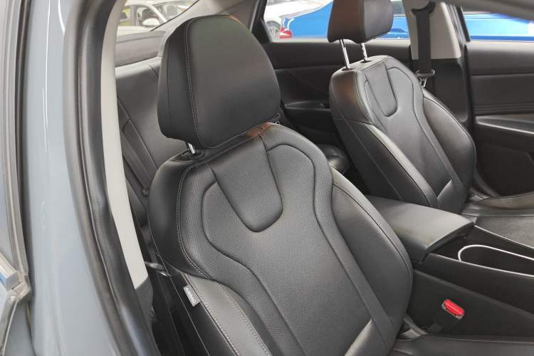 Used Hyundai Elantra 2021 1.5L CVT GLX Elite Edition Right Front Seat