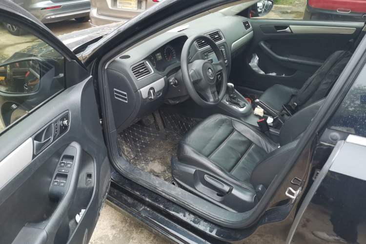 Used Volkswagen Sagitar 2012 1.6L Automatic Comfort Edition Driver Seat