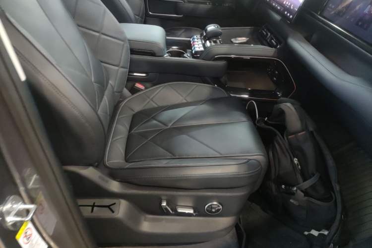 Used Formula Leopard 5 2023 Navigator Edition Right Front Seat