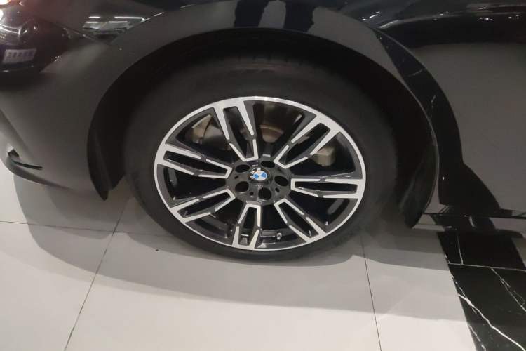 Used BMW 5 Series 2025 525Li M Sport Package Left Front Wheel Hub