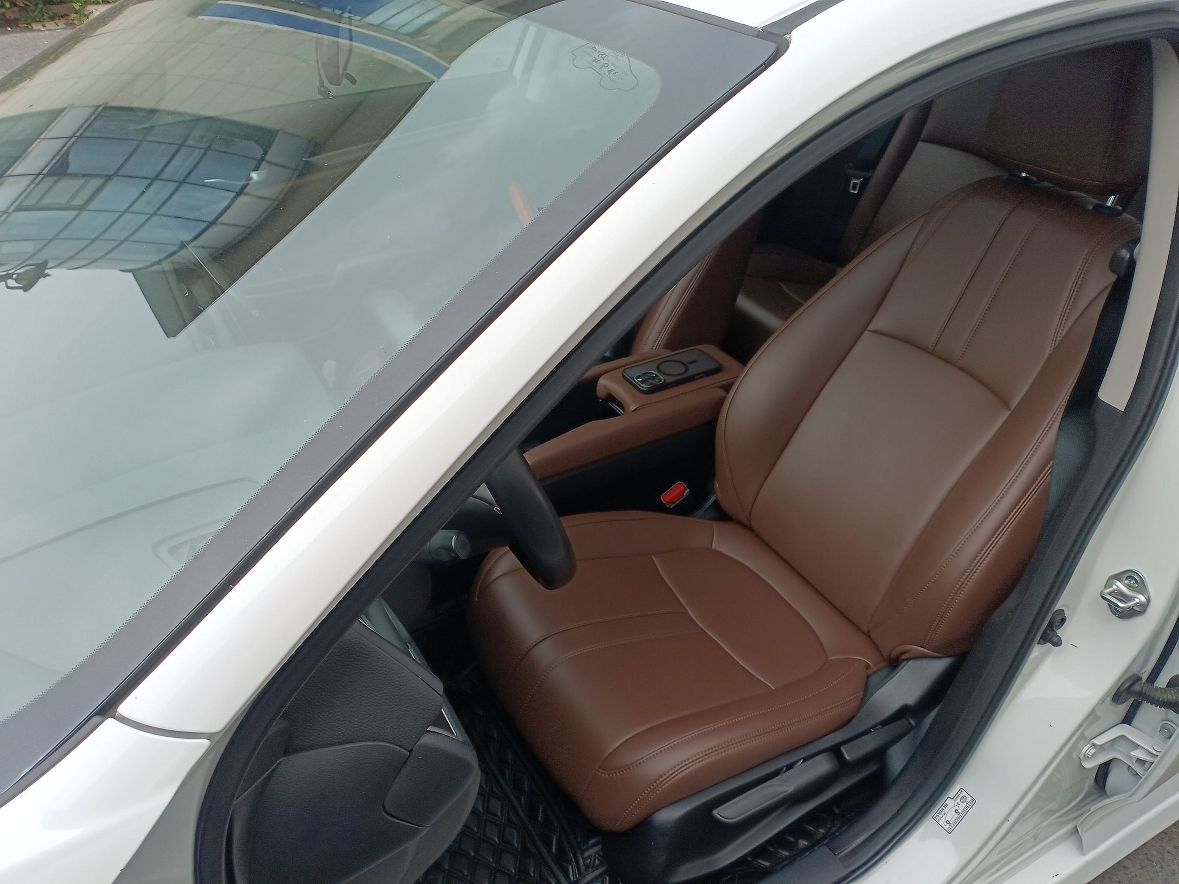 Переднее сиденье в автомобиле