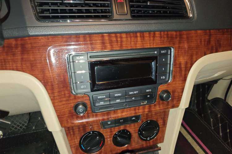 Used Volkswagen Lavida 2013 1.6L Automatic Comfort Edition Audio And AC Panel