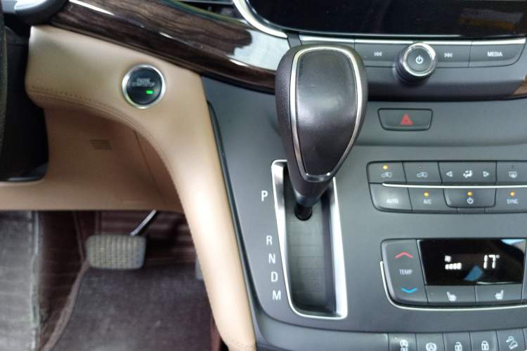 Used Buick GL8 2017 ES 28T Premium Version China V Standard Gear Lever