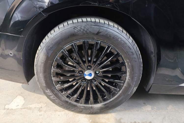 Used Denza D9 2025 DM-i Intelligent Drive 1020 Four-Wheel Drive Flagship Model Right Rear Wheel Hub