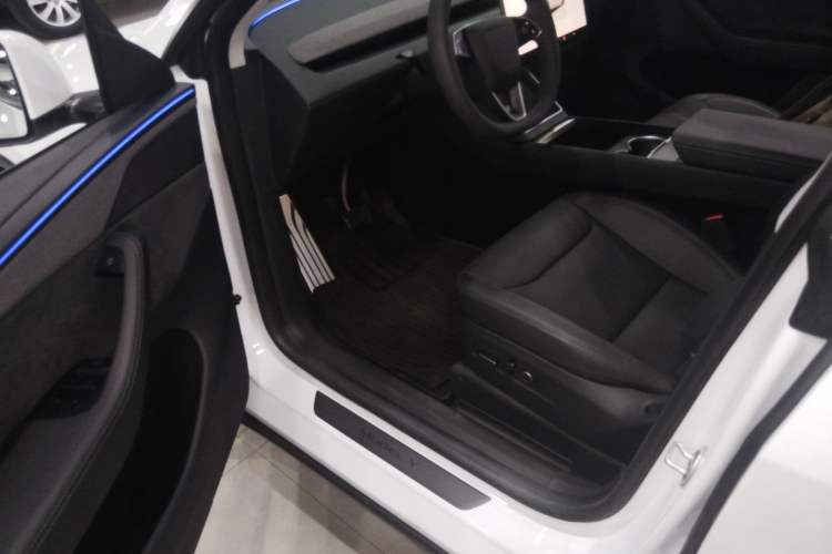 Used Tesla Model Y 2025 Long-Range All-Wheel-Drive Version
