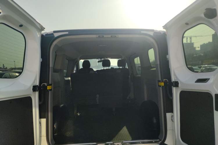 Used SAIC MAXUS Xintu V70 2023 2.0T Elite Edition Manual Transmission Short Wheelbase Low Roof 5/6 Seats (125 hp) Trunk