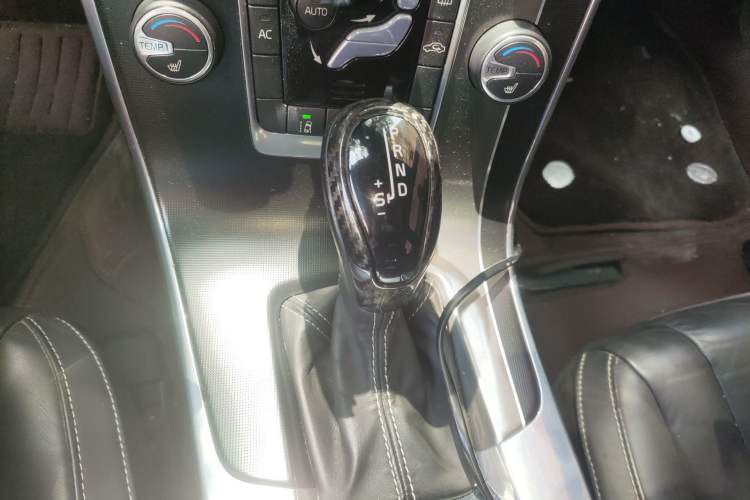 Used Volvo V60 2014 T5 Personalized Sport Edition Gear Lever
