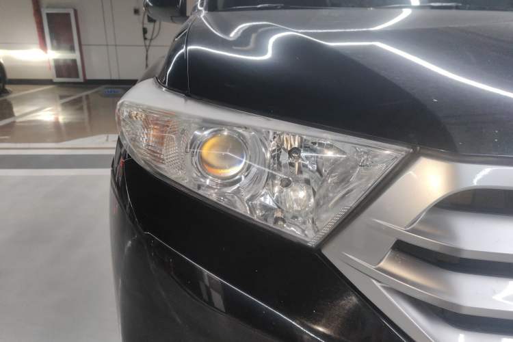 Used Toyota Highlander 2012 2.7L Two-Wheel Drive 5-Seater Sport Edition Right Front Headlight