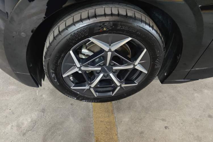 Used Lynk & Co Z20 2025 530 km Range Rear-Wheel Drive Pro Left Front Wheel Hub