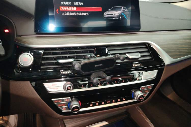 Used BMW 5 Series New Energy 2019 Updated Version 530Le Luxury Package Audio And AC Panel