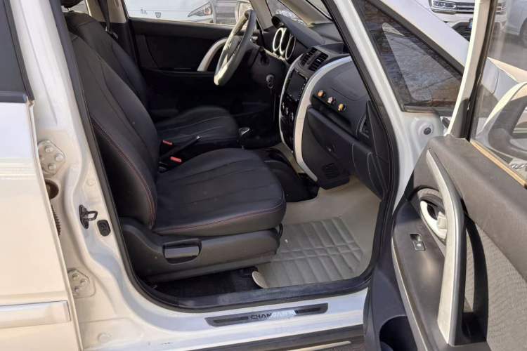 Used Changan CX20 2014 1.4L IMT Sunroof Navigation Version China IV Standard
