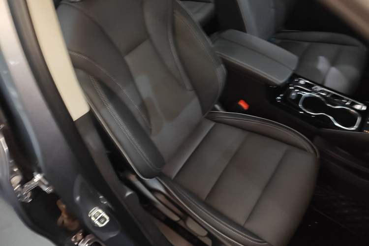 Used Buick Envision 2022 Encore S 652T Two-Wheel-Drive Luxury Model Right Front Seat