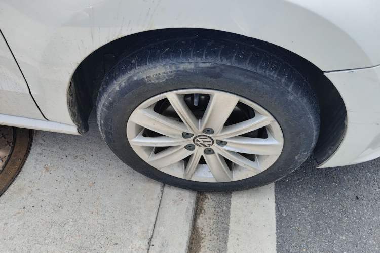 Used Volkswagen Polo 2016 1.6L Automatic Comfort Model Right Front Wheel Hub