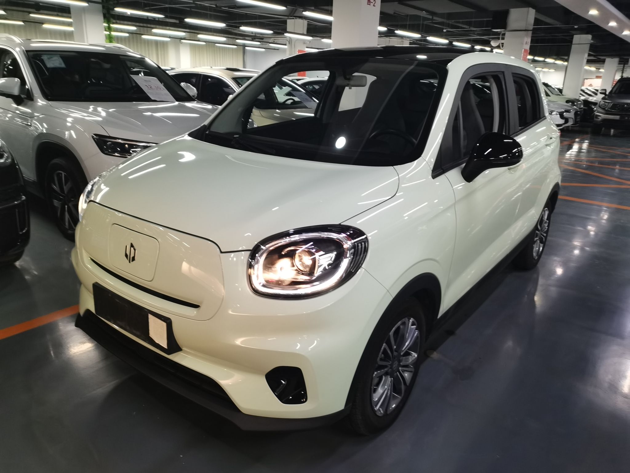 Под передней частью автомобиля