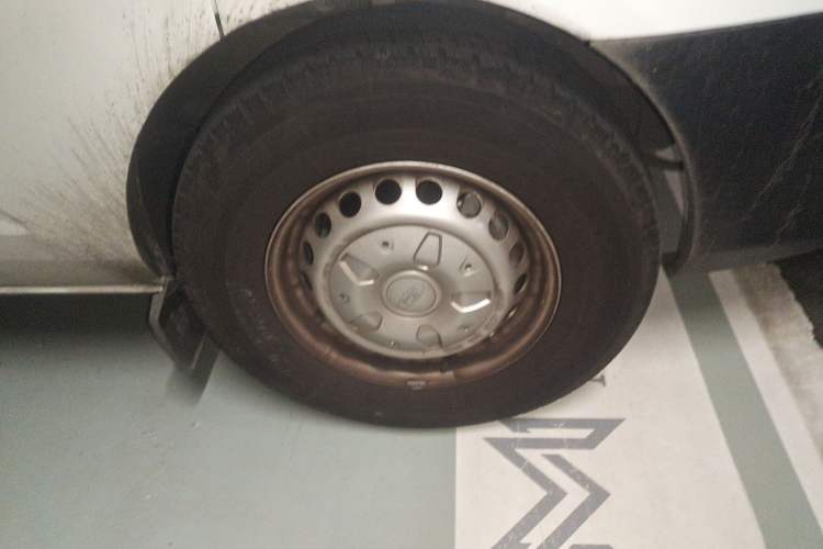 Used Ford Transit 2023 2.0T Diesel Manual Multifunction Commercial Vehicle Mid-axle Low-Roof Design 5/6 Seats Right Front Wheel Hub