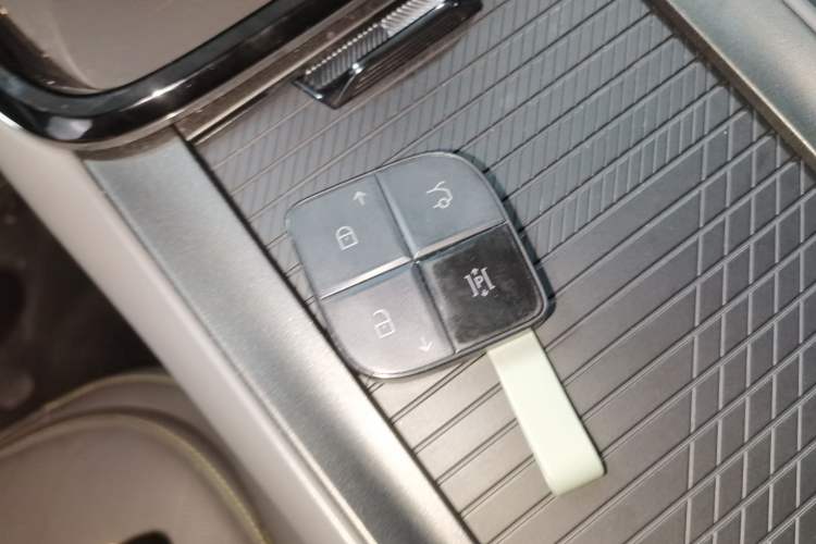 Used Lynk & Co 08 EM-P 2025 220 km All-Wheel-Drive Performance Halo