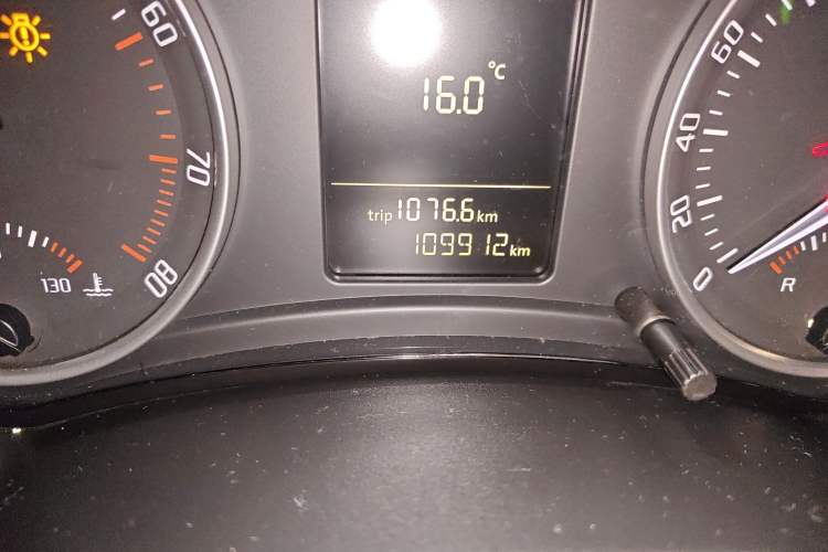 Used Skoda Octavia 2010 2.0L Automatic Yijun Edition Odometer Close Up