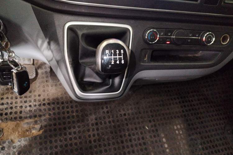 Used SAIC MAXUS Xintu V80 2023 2.0T Manual Classic Aoyuntong Long Wheelbase Mid-Height 6/7/8/9-Seater