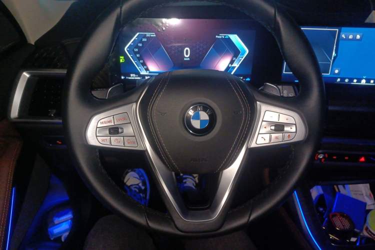 Used BMW X7 2023 xDrive40i Luxury Package with Leading Features Steering Wheel