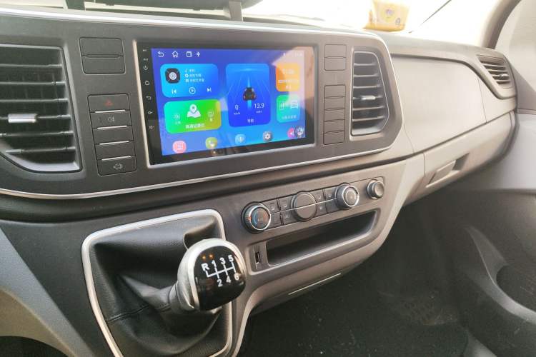 Used SAIC MAXUS Xintu V80 2024 Aotong Value Edition 6MT Long-Wheelbase Mid-Roof Model with 127 Ps Available in 6/7/8/9-Seater Configurations Audio And AC Panel