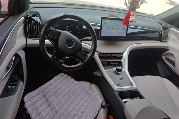 Used BYD Song Pro New Energy 2024 HONOR Edition DM-i 71KM Leading Model Center Console