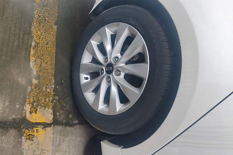 Used Kia K5 2016 2.0L Automatic GLS Right Rear Wheel Hub