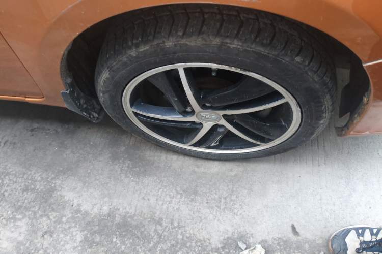 Used BYD Qin New Energy 2014 1.5T Cool Black Knight Flagship Model Right Front Wheel Hub