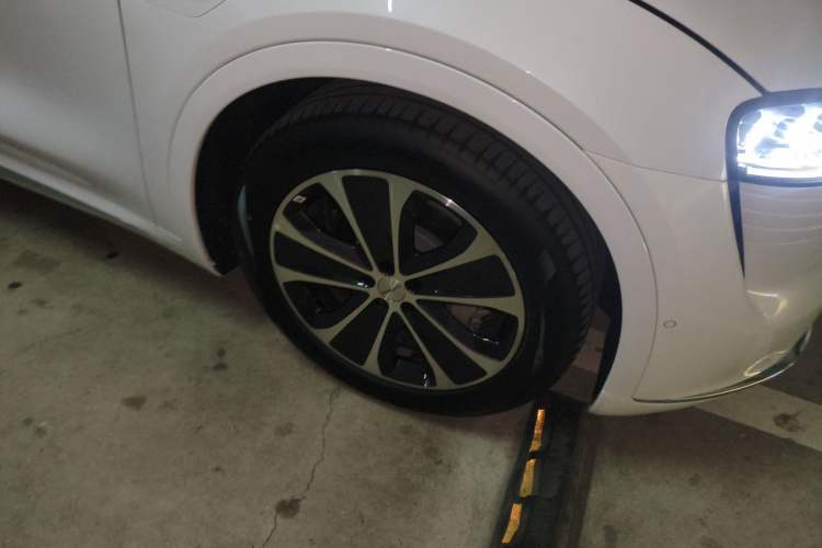 Used Hima Luxeed R7 2025 Extended-Range 251km Pro Right Front Wheel Hub