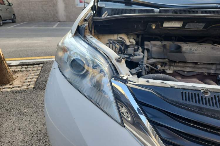 Used Toyota SIENNA 2011 2.7L Two-Wheel-Drive Automatic Trim Right Front Headlight