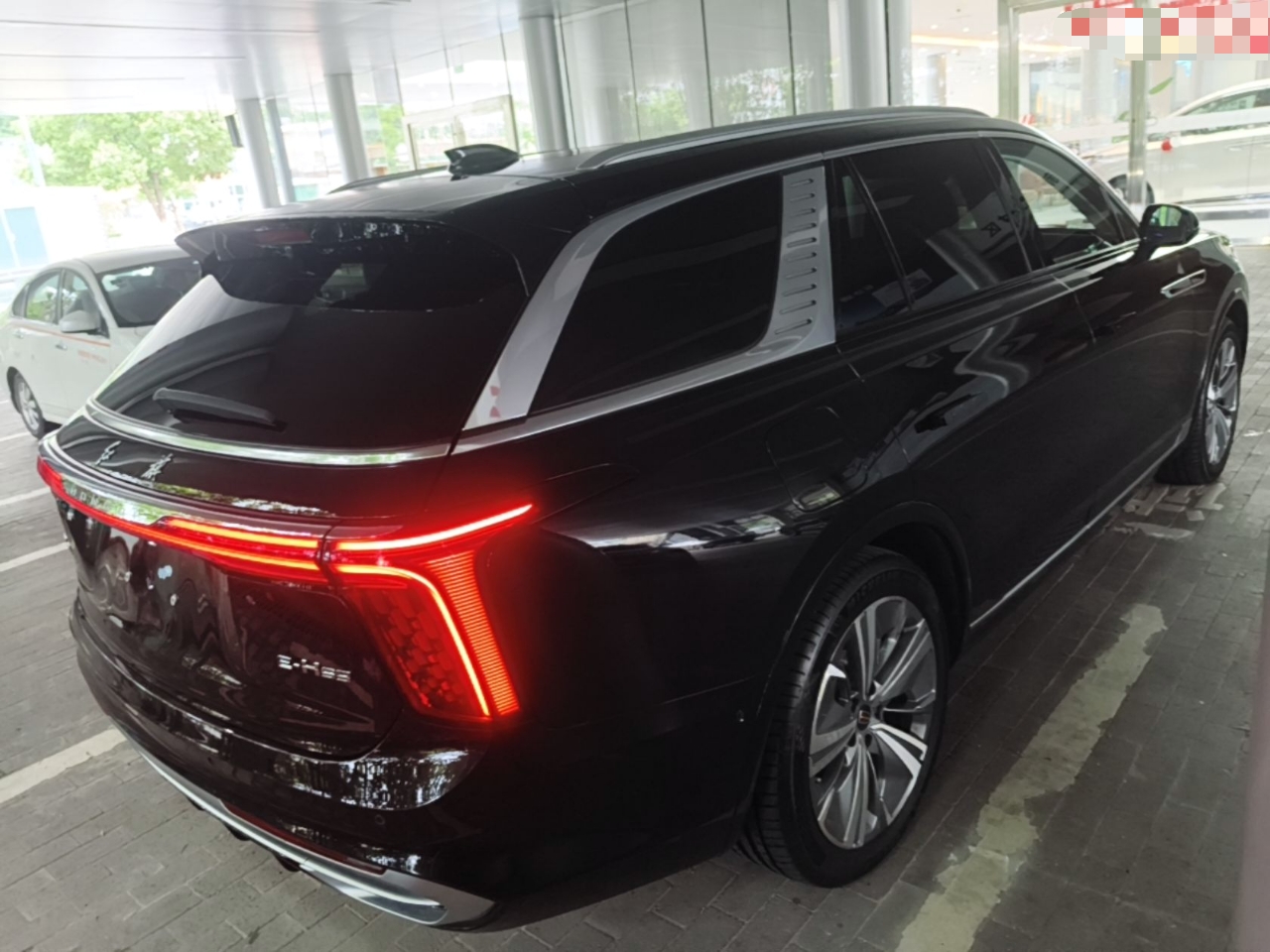 Hongqi E-HS9 2022 660 km Range Flagway Edition Six Seats — снимка 6