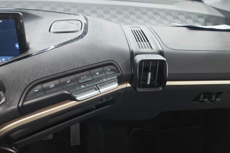 Used Baojun KiWi EV 2022 Designer Lite Edition Ternary Lithium Audio And AC Panel