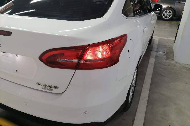 Used Ford Focus 2018 Sedan Classic EcoBoost 180 Automatic Elite Model Exterior 3