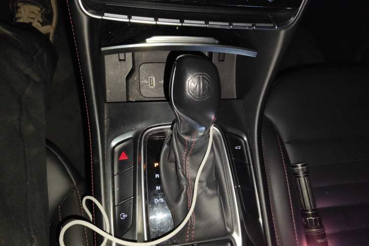 Used MG HS 2018 20T Automatic Two-Wheel Drive Hormone Passion Edition China V Standard Gear Lever