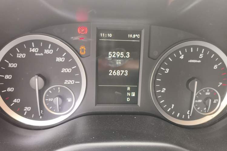 Used Mercedes-Benz Vito 2021 2.0T Business Version 7 Seats Odometer Close Up