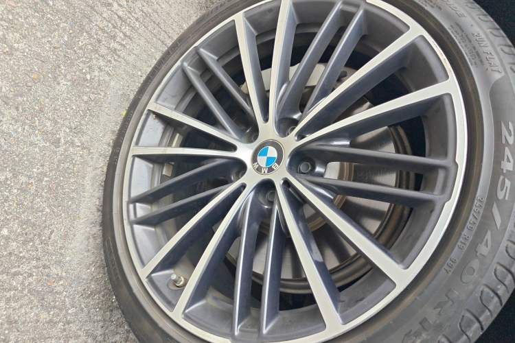 Used BMW 5 Series 2021 Facelifted 530Li Leading Edition M Sport Package Right Front Wheel Hub