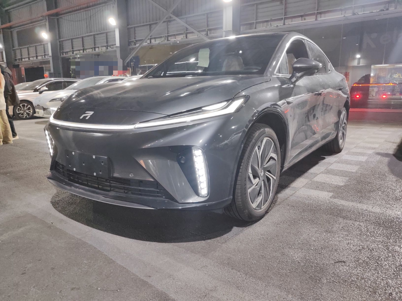 Под передней частью автомобиля