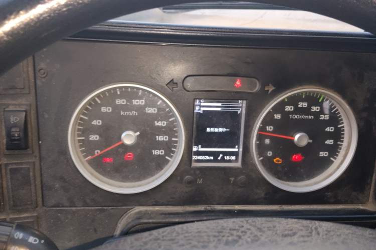 Used Iveco Daily 2020 2.5T A35 Passenger Van Single-Tire Mid-Roof Design 5-9 Seats China VI Emission Standard
