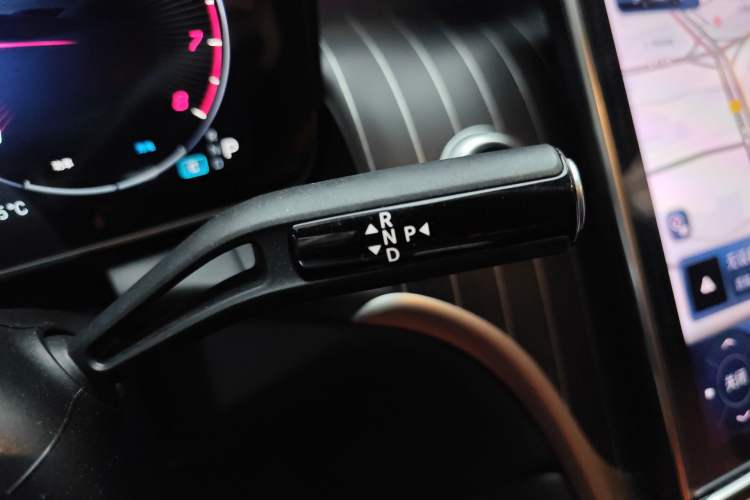 Used Mercedes-Benz GLC 2023 GLC 300 L 4MATIC Dynamic Edition 5-seater Gear Lever