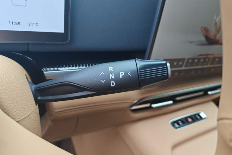 Used VOYAH Dream 2025 PHEV Four-Wheel Drive Prestige Kunpeng Edition Gear Lever