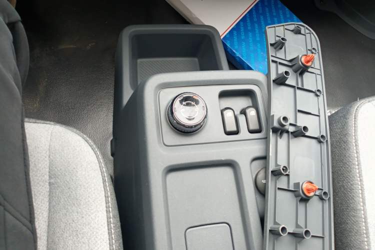 Used Wuling Yangguang 2024 300KM Comfort Version Passenger Van 75kW Gear Lever