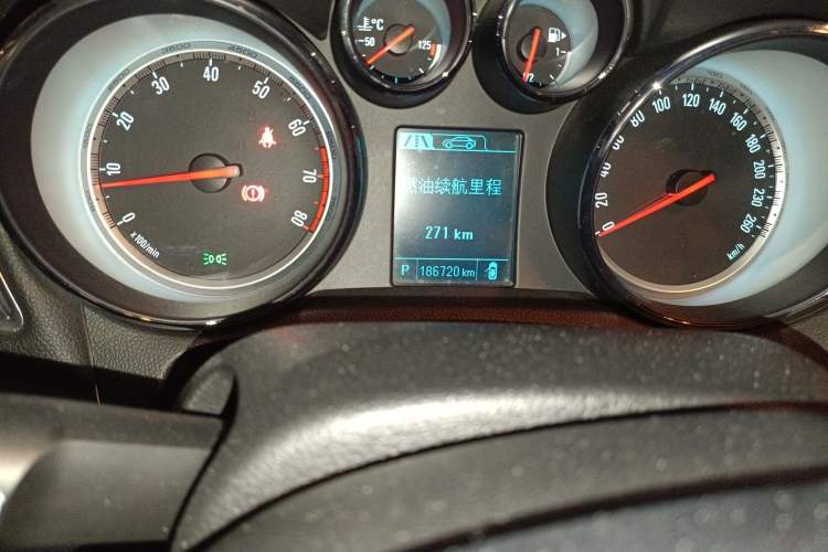 Used Buick Encore 2013 1.4T Automatic All-Wheel Drive Flagship Edition Odometer Close Up