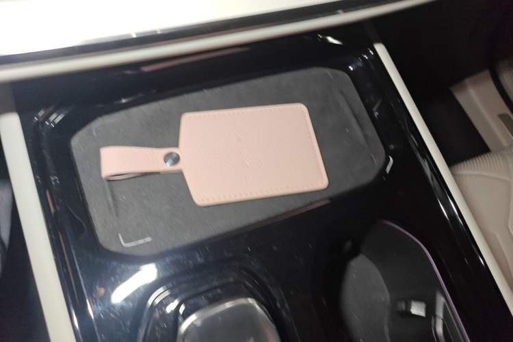 Used Volvo EM90 2025 Ultra Six-Seater Vehicle Key