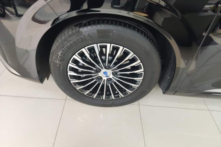 Used Denza D9 2025 DM-i Intelligent Drive 1020 Four-Wheel Drive Flagship Model
