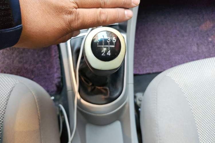 Used Hyundai Verna (older generation) 2010 Sedan 1.4L Manual Comfort GS Gear Lever