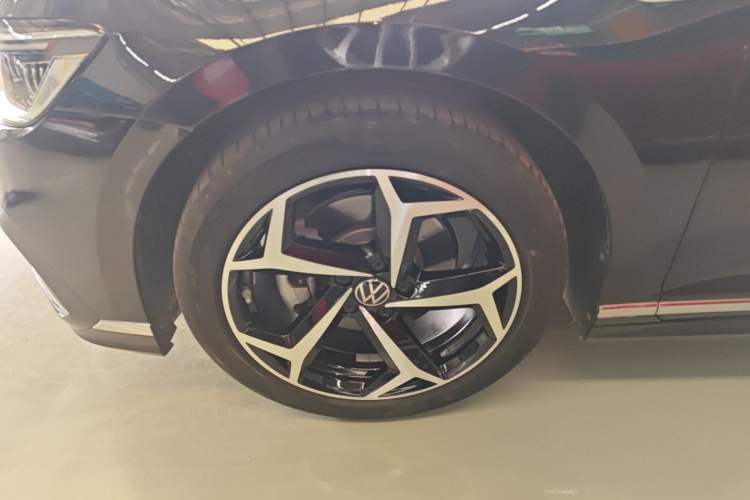 Used Volkswagen Magotan 2023 2 Million Units Limited Edition 330TSI DSG Leading Version Left Front Wheel Hub